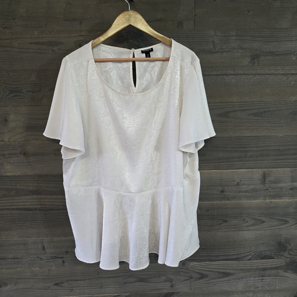 Torrid Women's Size 3 3X White Textured Peplum Blouse Flutter Sleeve Keyhole